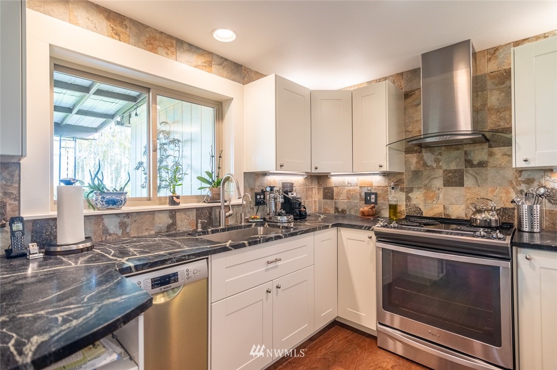 118 Mocliff Road Ephrata, WA 98823 - Photo 23 of 38 a kitchen with a sink stove and cabinets