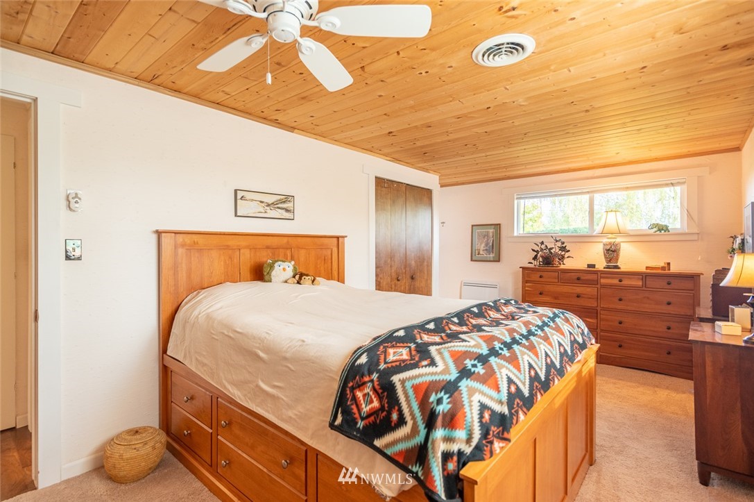 118 Mocliff Road Ephrata, WA 98823 - Photo 25 of 38 a bedroom with a bed and a large window