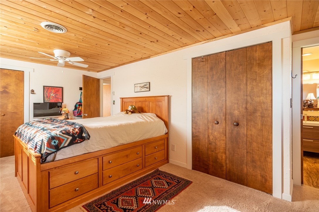 118 Mocliff Road Ephrata, WA 98823 - Photo 26 of 38 a bedroom with a bed and a tv