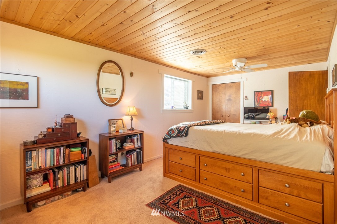 118 Mocliff Road Ephrata, WA 98823 - Photo 27 of 38 a bed room with a bed and a chandelier