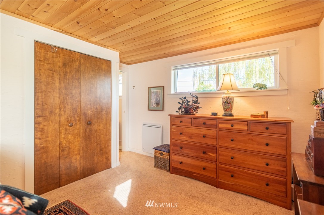118 Mocliff Road Ephrata, WA 98823 - Photo 28 of 38 a room with a dresser and a window