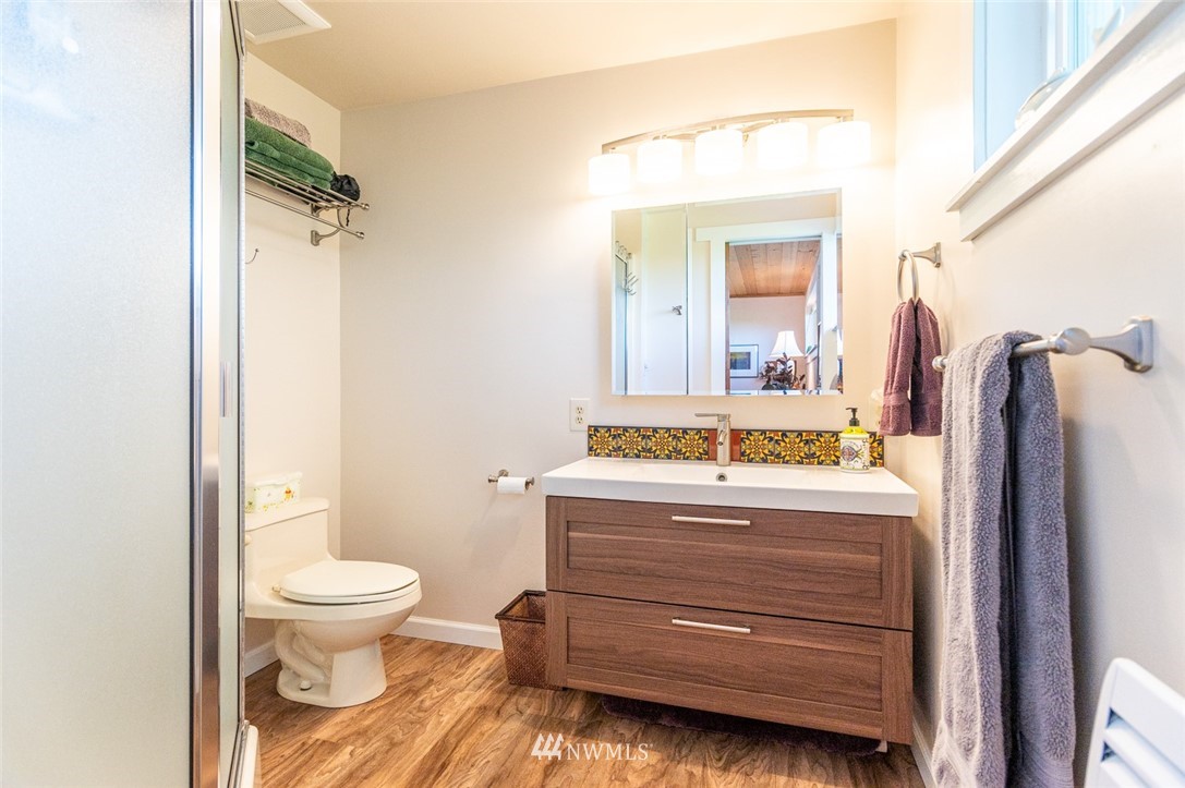 118 Mocliff Road Ephrata, WA 98823 - Photo 29 of 38 a view of bathroom with a toilet sink and mirror