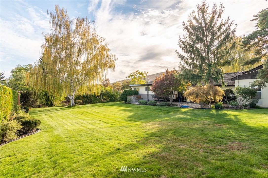 118 Mocliff Road Ephrata, WA 98823 - Photo 35 of 38 a swimming pool with trees in the background