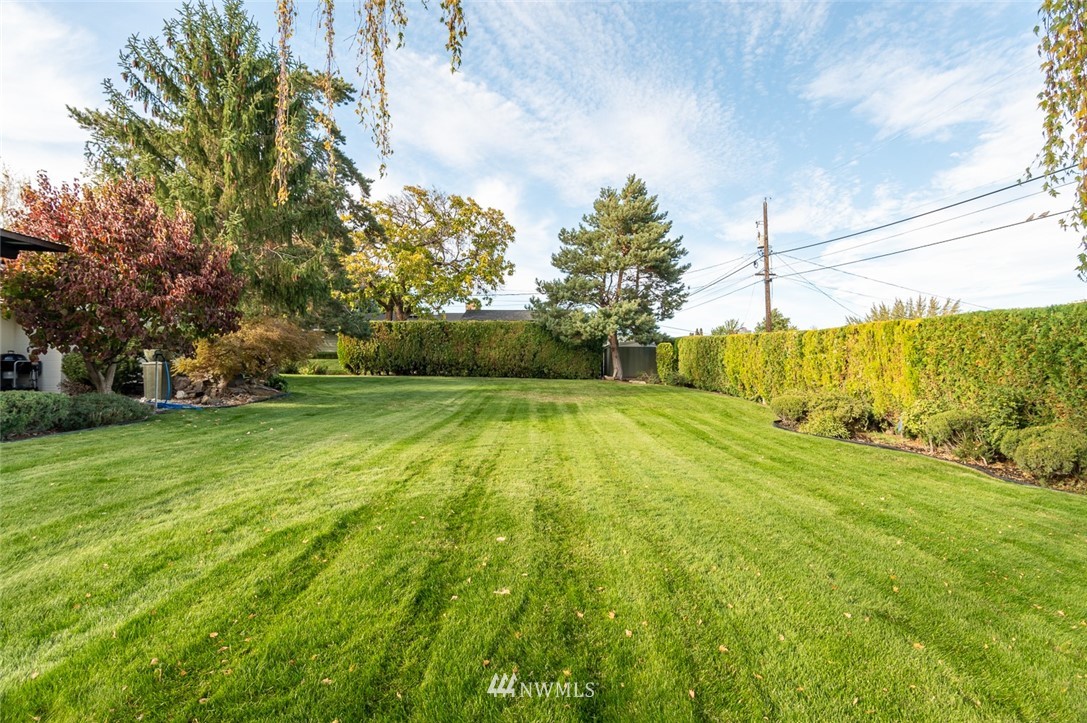 118 Mocliff Road Ephrata, WA 98823 - Photo 37 of 38 a view of yard with green space