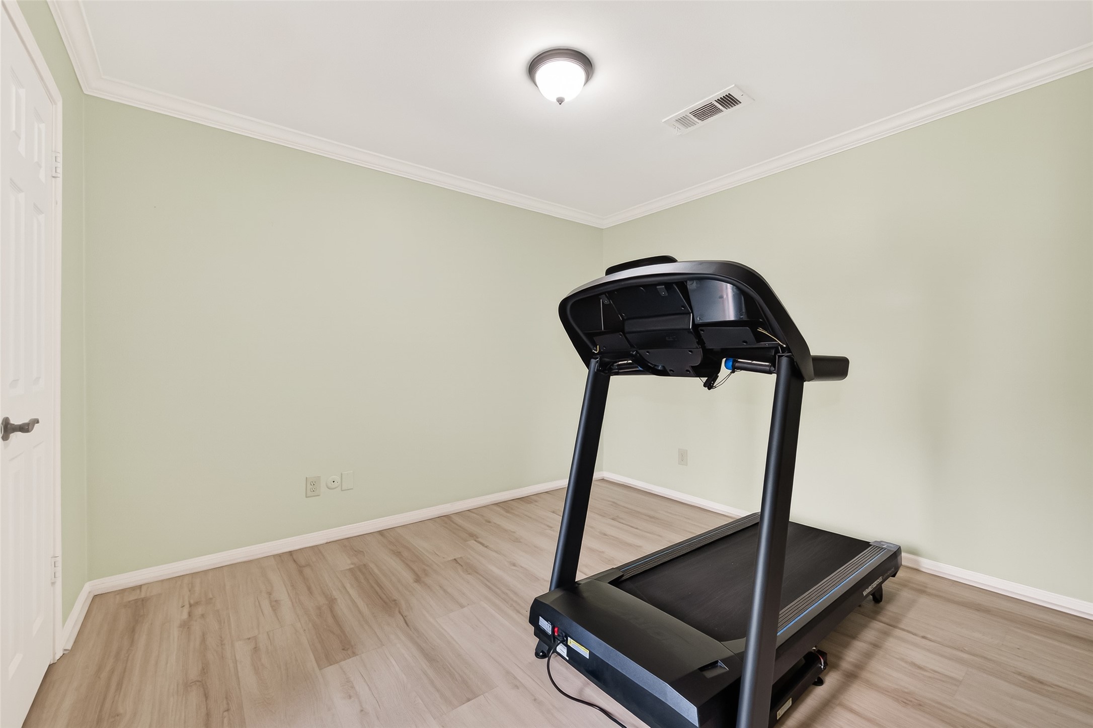 15843 Foxgate Road Houston, TX 77079 - Photo 43 of 49 a room with gym equipment