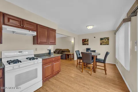 $425,000 | 16 Rodio Court, Sayreville, NJ 08872