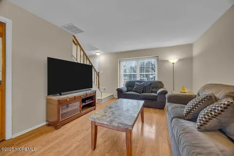 $425,000 | 16 Rodio Court, Sayreville, NJ 08872