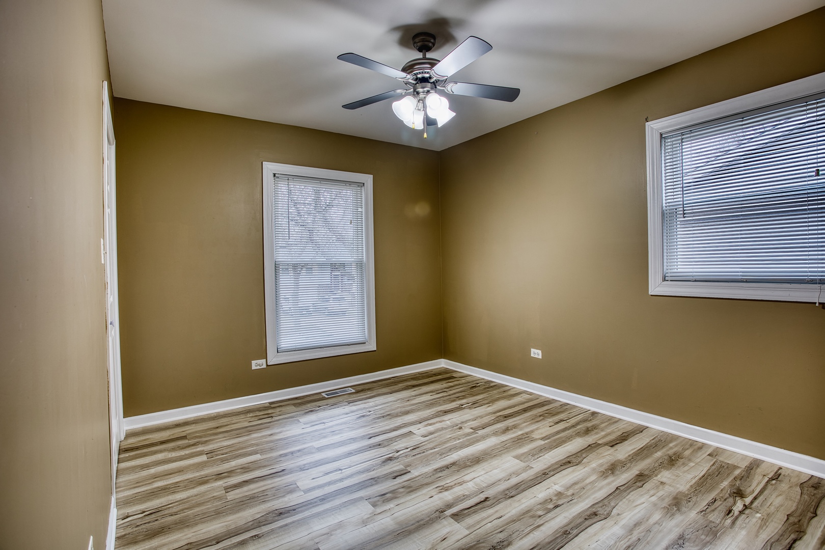 805 Stowell Avenue Streamwood, IL 60107 - Photo 13 of 30 a view of an empty room with a window