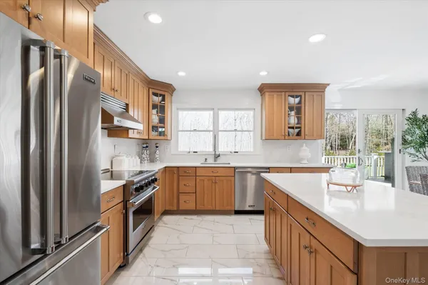 $2,100,000 | 9 Red Creek Circle, Hampton Bays, NY 11946