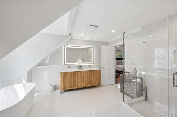 $2,100,000 | 9 Red Creek Circle, Hampton Bays, NY 11946