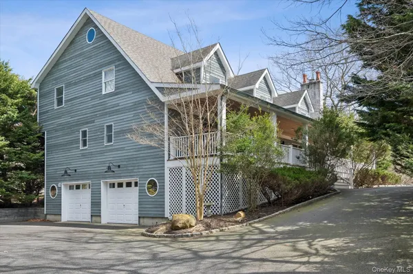 $2,100,000 | 9 Red Creek Circle, Hampton Bays, NY 11946