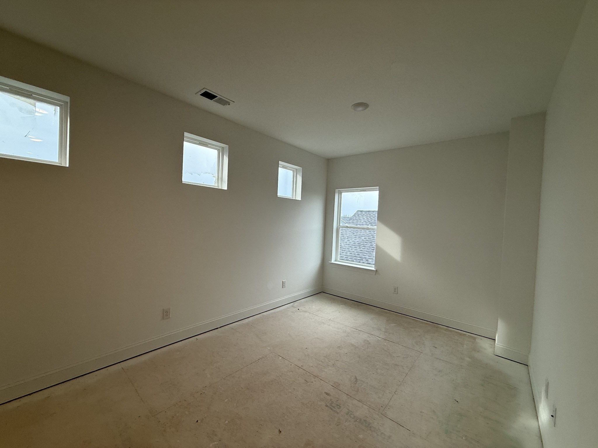 949 Brooklyn Xing Road Gallatin, TN 37066 - Photo 14 of 18 an empty room with windows