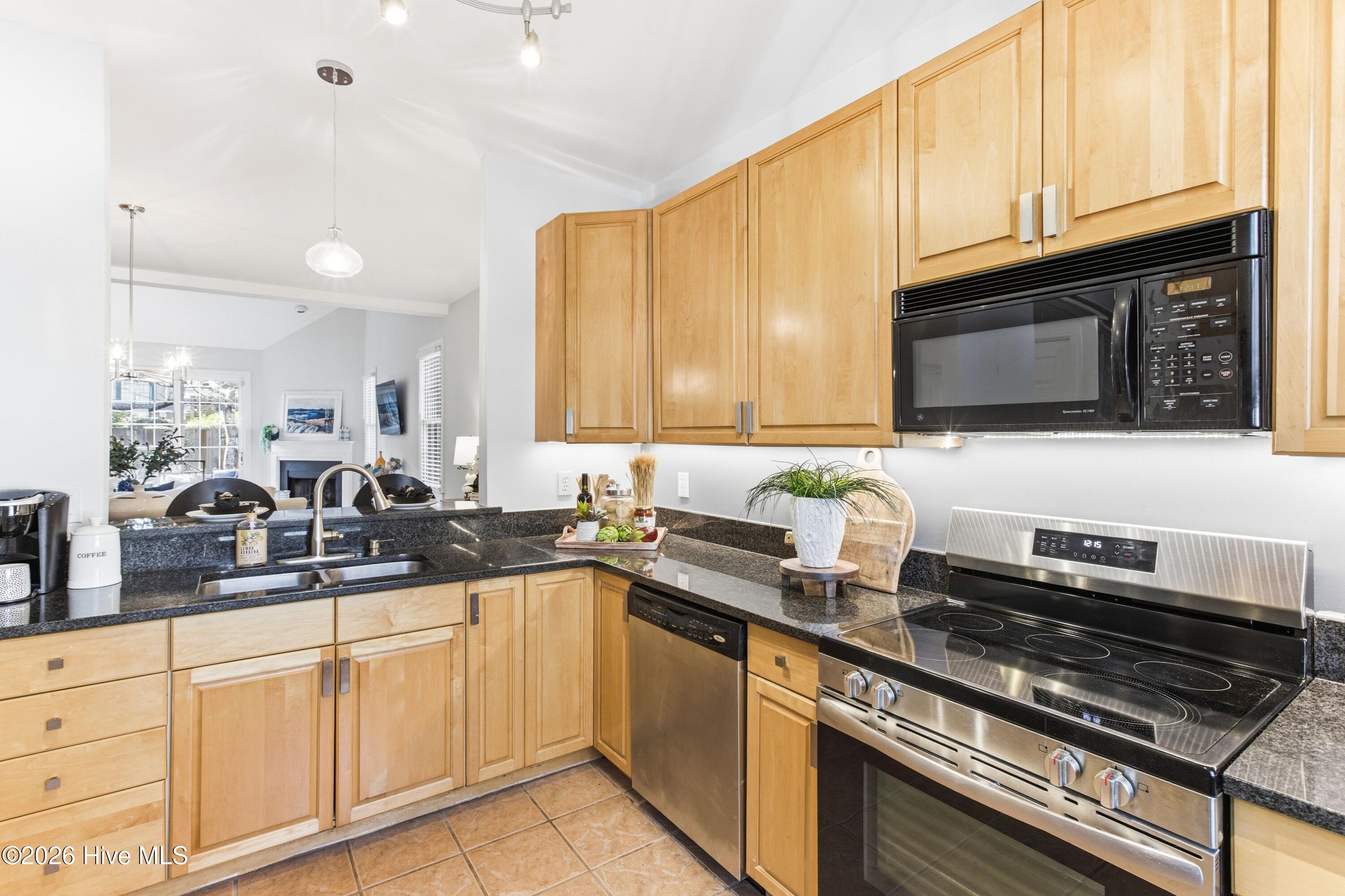 233 Racine Drive, Unit 48 Wilmington, NC 28403 - Photo 8 of 15 008_233_racine_drive_unit-08_431