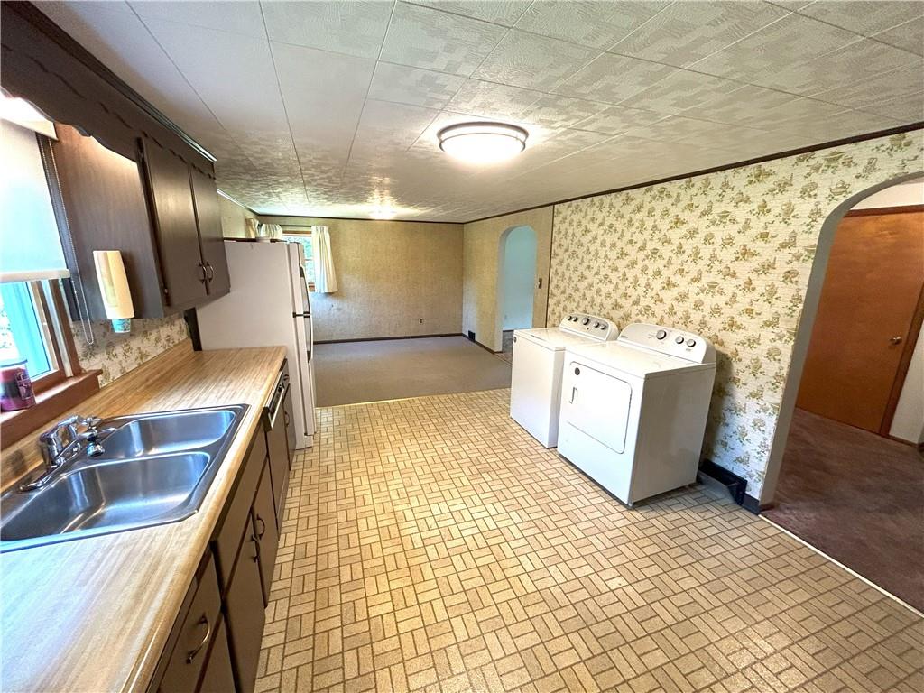 7831 Ridge Road Natrona Heights, PA 15065 - Photo 11 of 39 a bathroom with a sink mirror toilet and bathtub