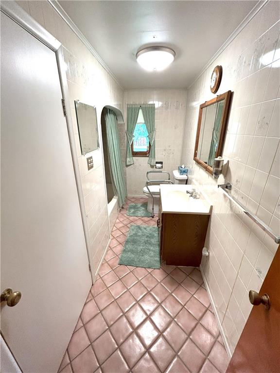 7831 Ridge Road Natrona Heights, PA 15065 - Photo 21 of 39 a bathroom with a sink a mirror and a bathtub