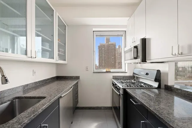 $1,700,000 | 301 West 57th Street, Unit 27A | Hell's Kitchen