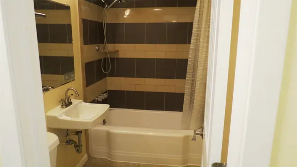 $1,100 | 2224 30th Street, Galveston, TX 77550