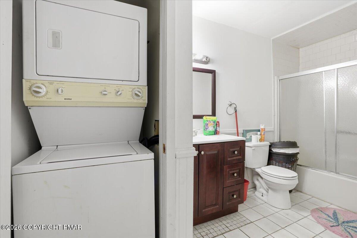 3322 Windermere Drive Bushkill, PA 18324 - Photo 17 of 52 a bathroom with a toilet and a mirror
