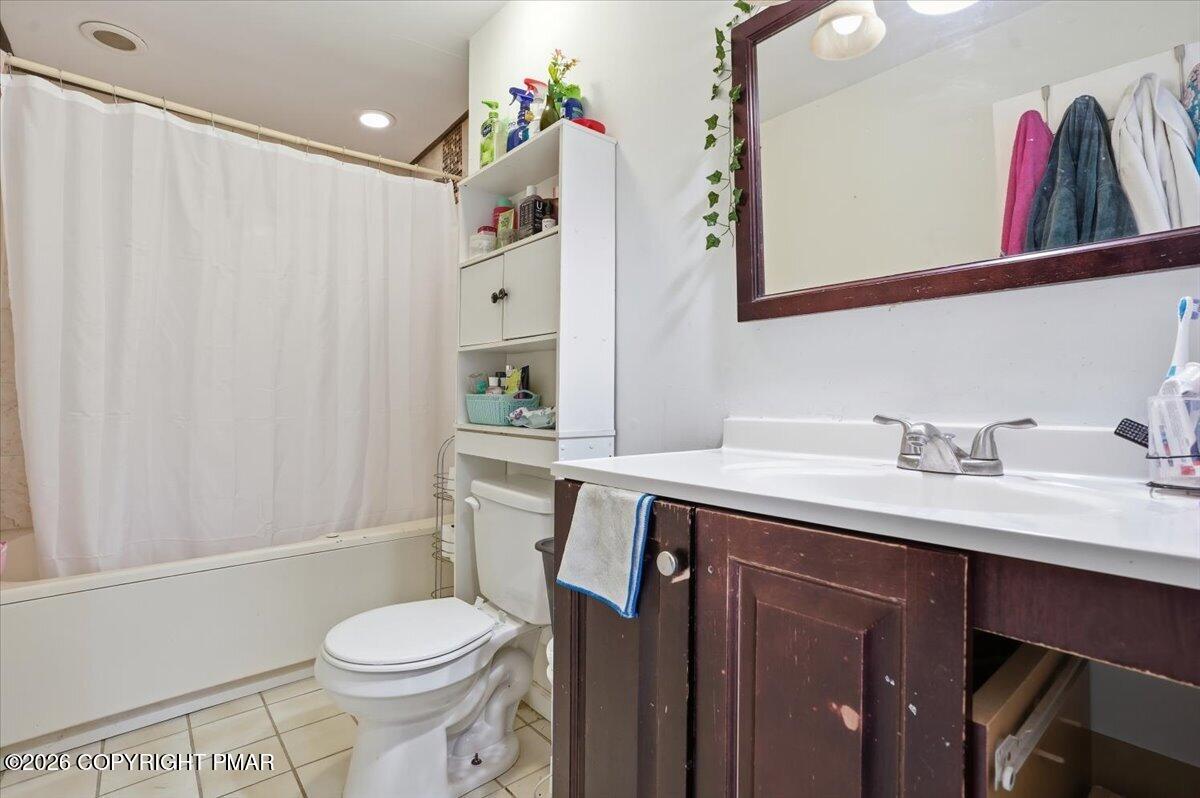 3322 Windermere Drive Bushkill, PA 18324 - Photo 28 of 52 a bathroom with a sink a toilet and shower curtain