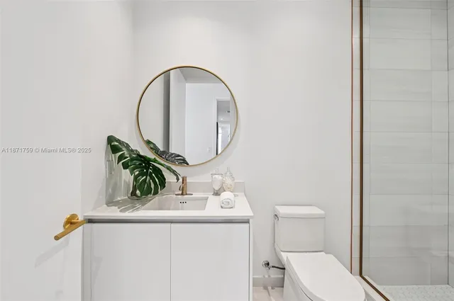 a view of livingroom with furniture