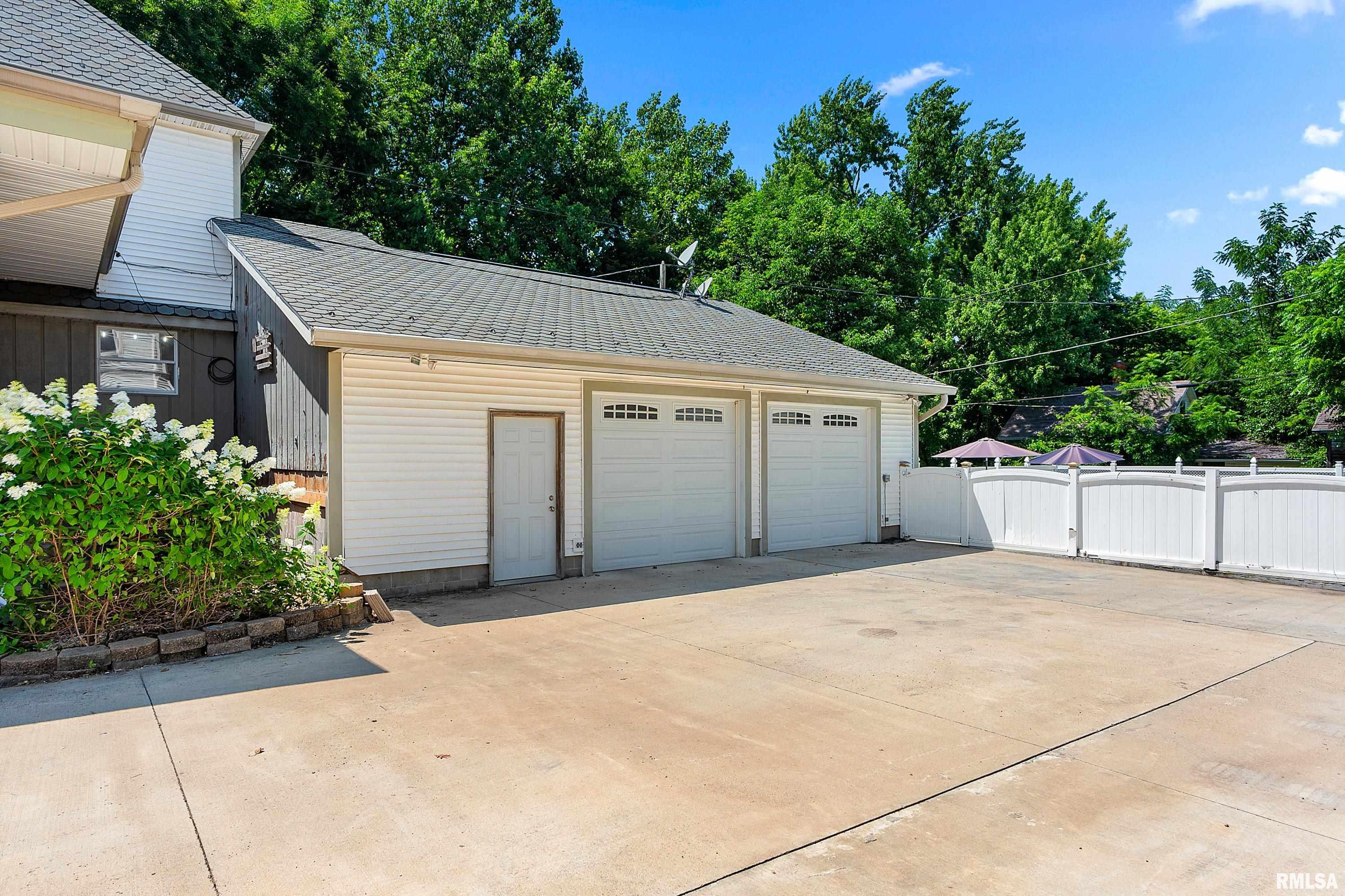 211 West 3rd Street Delavan, IL 61734 - Photo 10 of 61