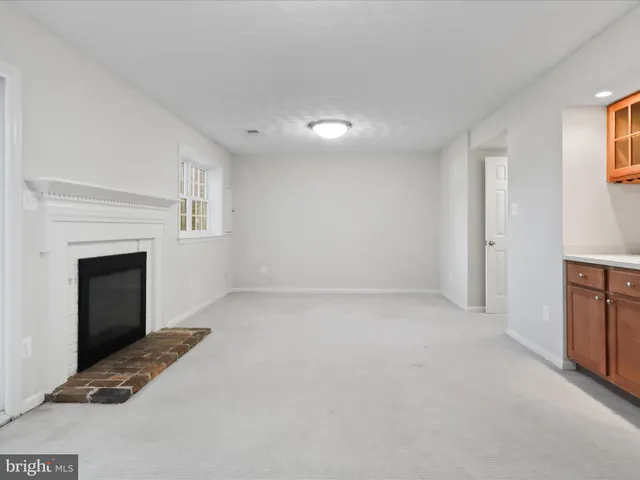 a view of a livingroom with a workspace