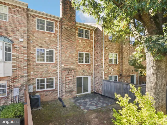 a sign that is sitting on a wall