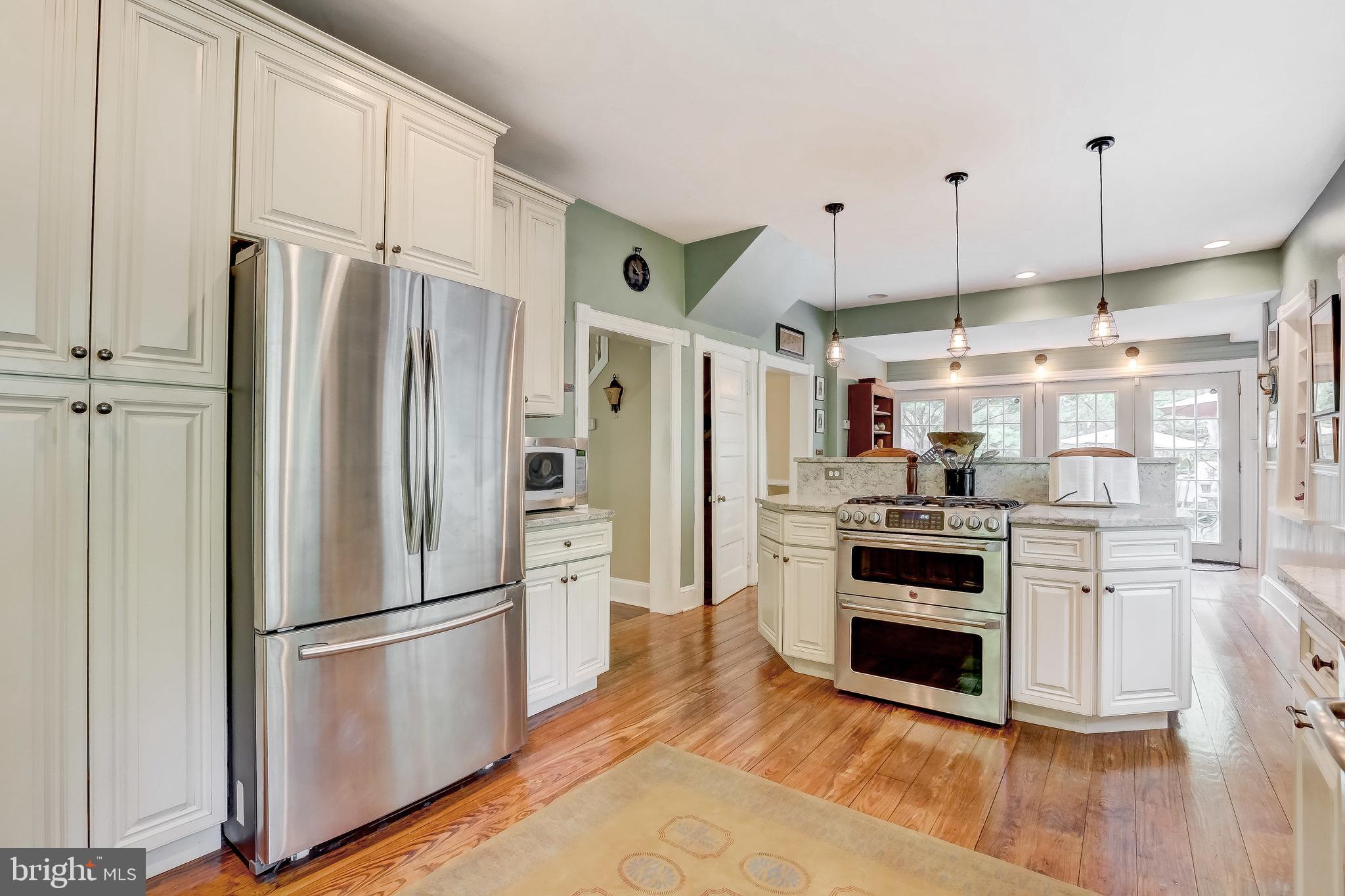 1802 Dixon Road Baltimore, MD 21209 - Photo 21 of 61 Well thought out kitchen with breakfast bar