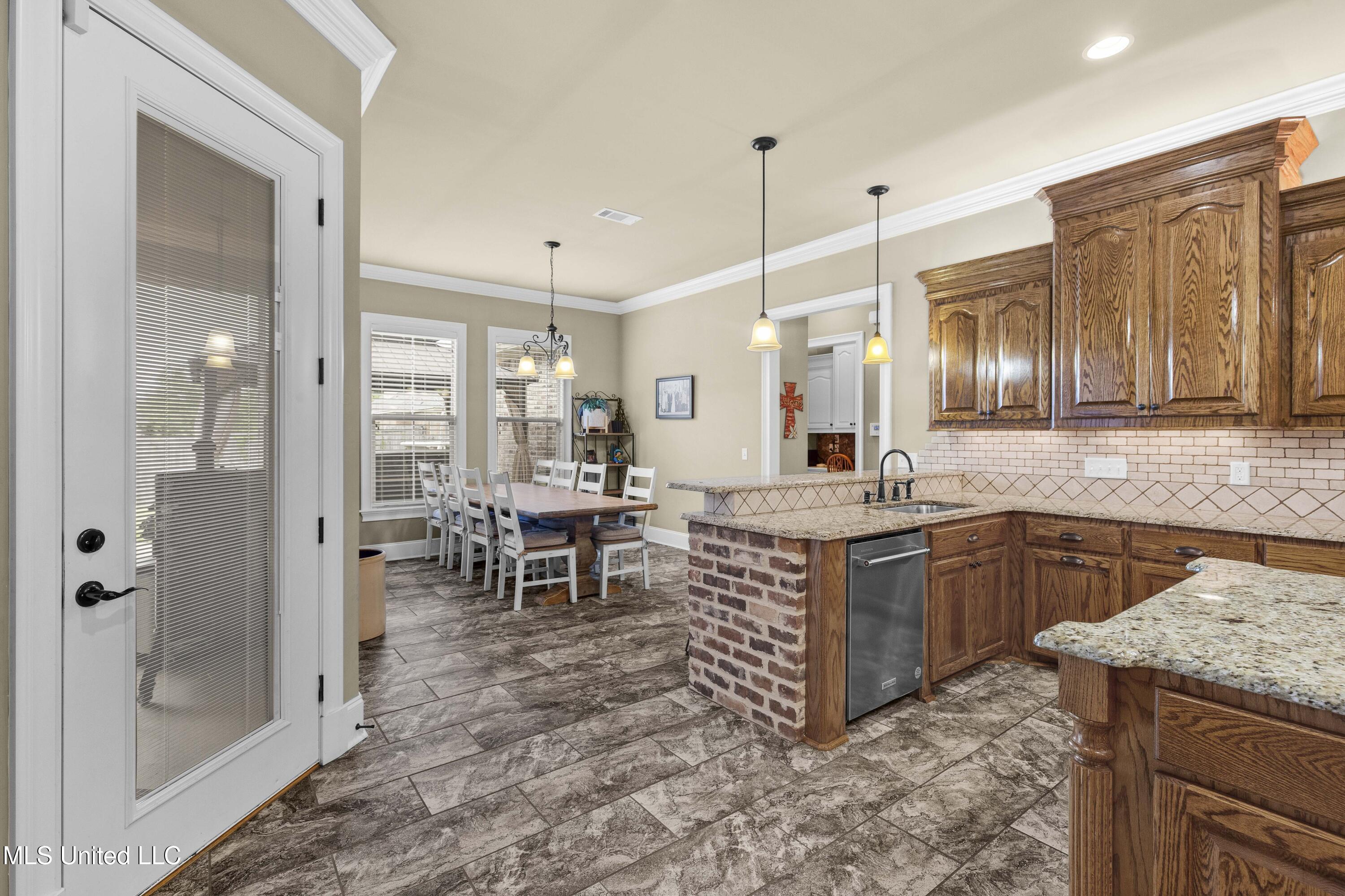 705 Brookwood Circle Brandon, MS 39042 - Photo 29 of 73 705 Brookwood-32