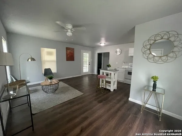 $1,195 | 422 Florence Street, Uvalde, TX 78801