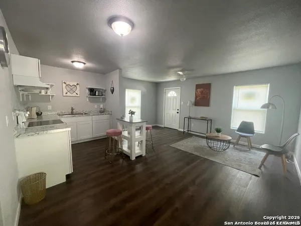 $1,195 | 422 Florence Street, Uvalde, TX 78801