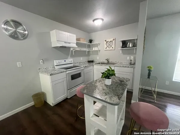 $1,195 | 422 Florence Street, Uvalde, TX 78801
