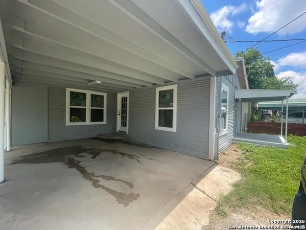 $1,195 | 422 Florence Street, Uvalde, TX 78801