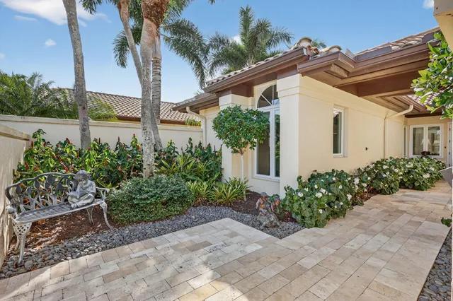 a view of a house with backyard and garden