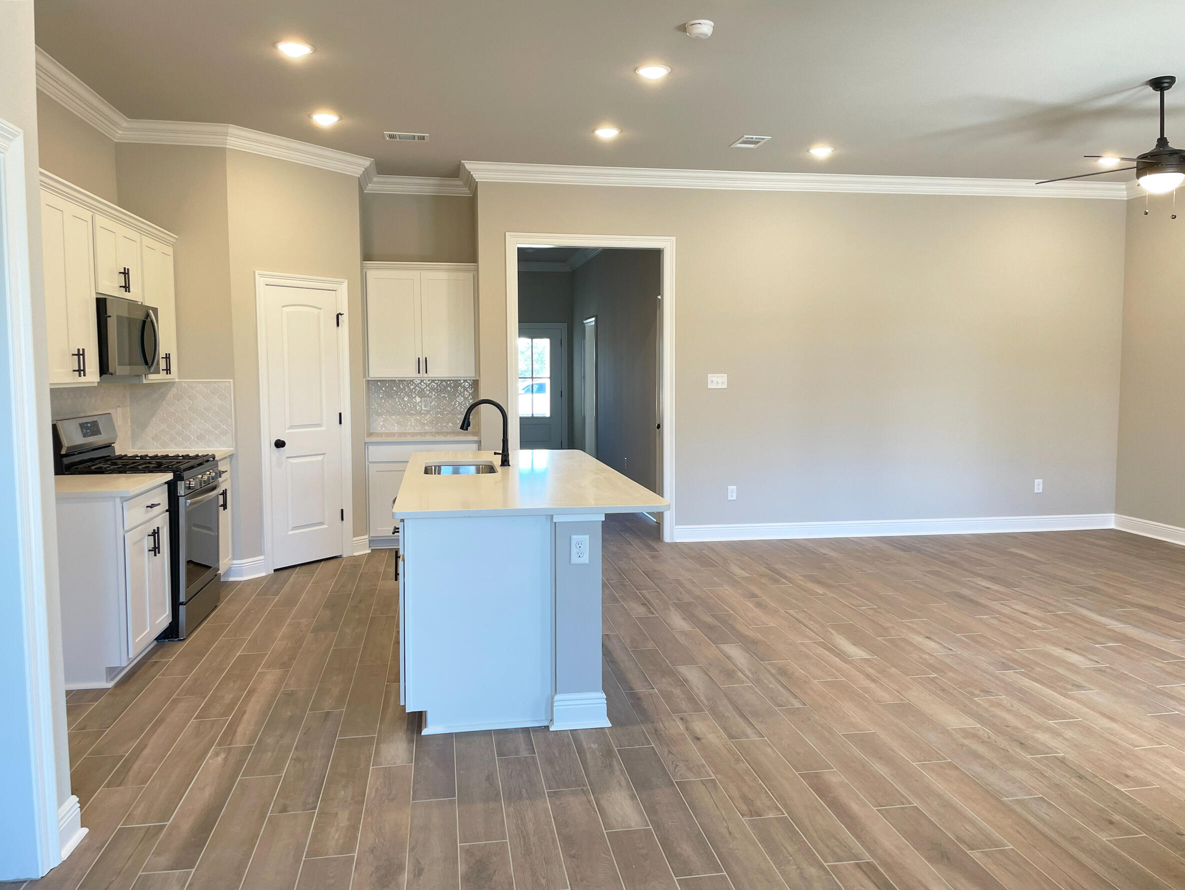 232 Hydrangea Boulevard Freeport, FL 32439 - Photo 6 of 16 KITCHEN 3