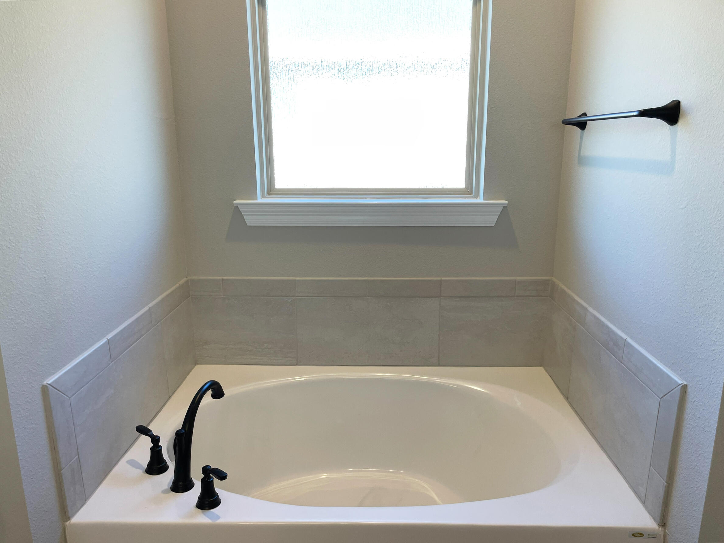 232 Hydrangea Boulevard Freeport, FL 32439 - Photo 10 of 16 MASTER BATH 2