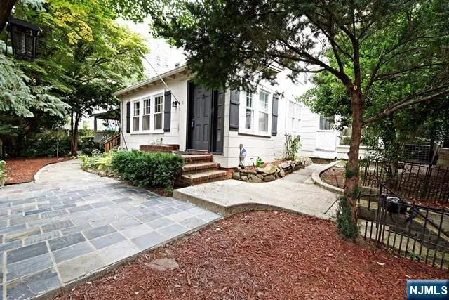 $690,000 | 1 Leary Lane, Edgewater, NJ 07020