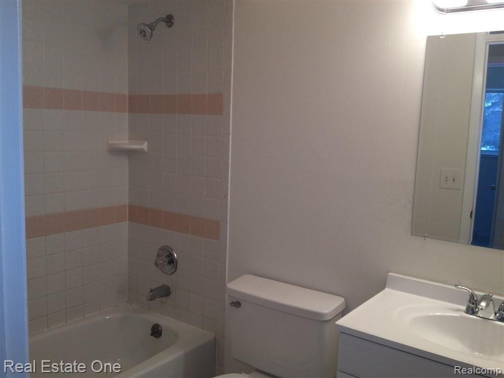 541 May Road Rochester, MI 48307 - Photo 12 of 13 Main Full Bathroom