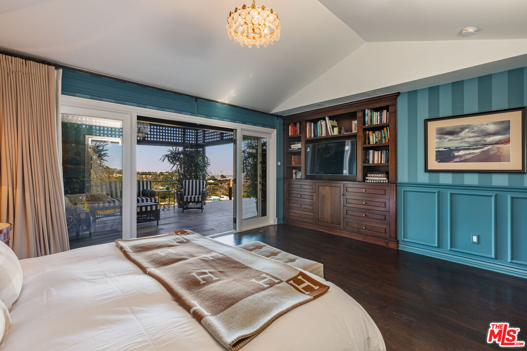 1612 Gilcrest Drive Beverly Hills, CA 90210 - Photo 18 of 33