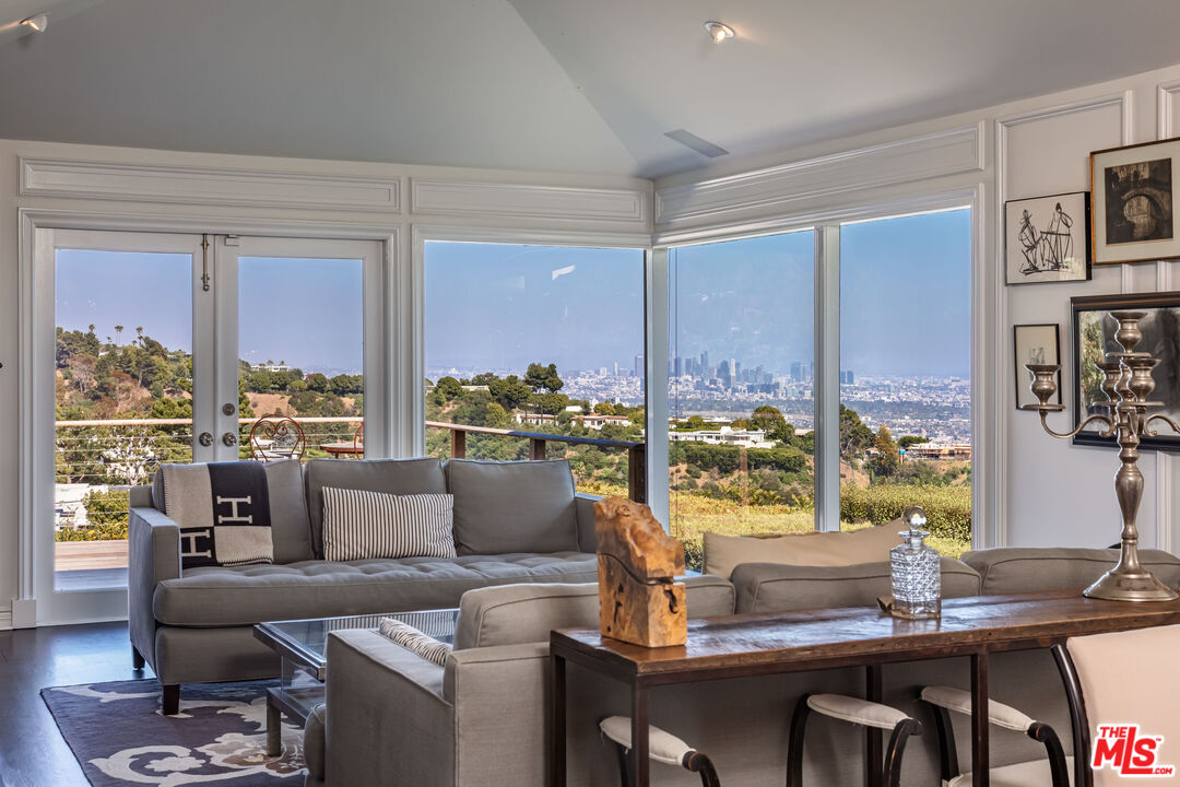 1612 Gilcrest Drive Beverly Hills, CA 90210 - Photo 2 of 33