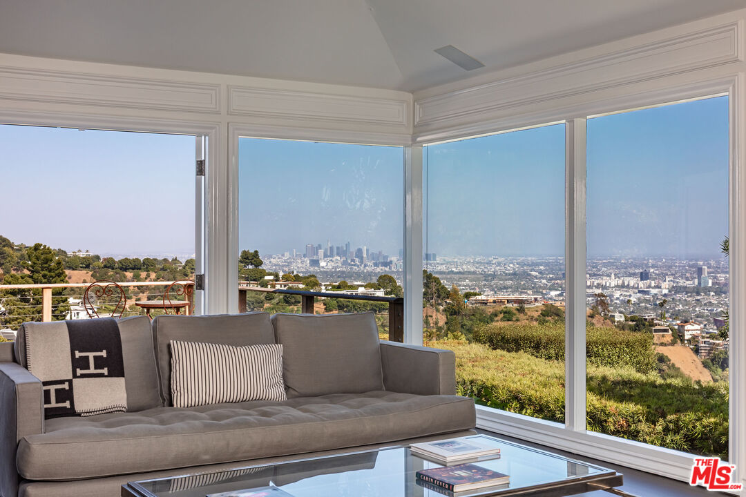 1612 Gilcrest Drive Beverly Hills, CA 90210 - Photo 3 of 33