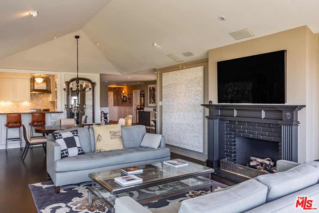 1612 Gilcrest Drive Beverly Hills, CA 90210 - Photo 4 of 33