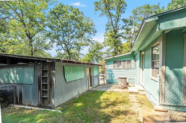a view of a back yard of the house
