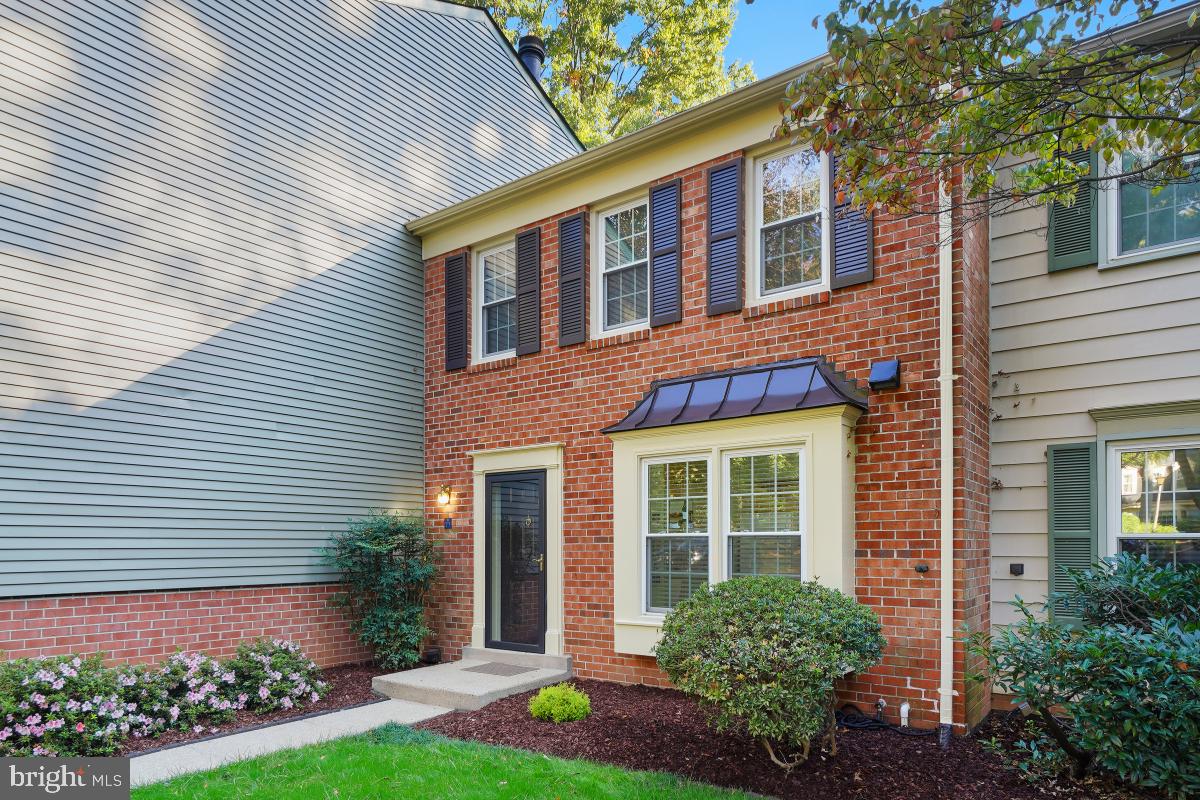 2177 Pond View Court Reston, VA 20191 - Photo 2 of 45 Gallery Image 2
