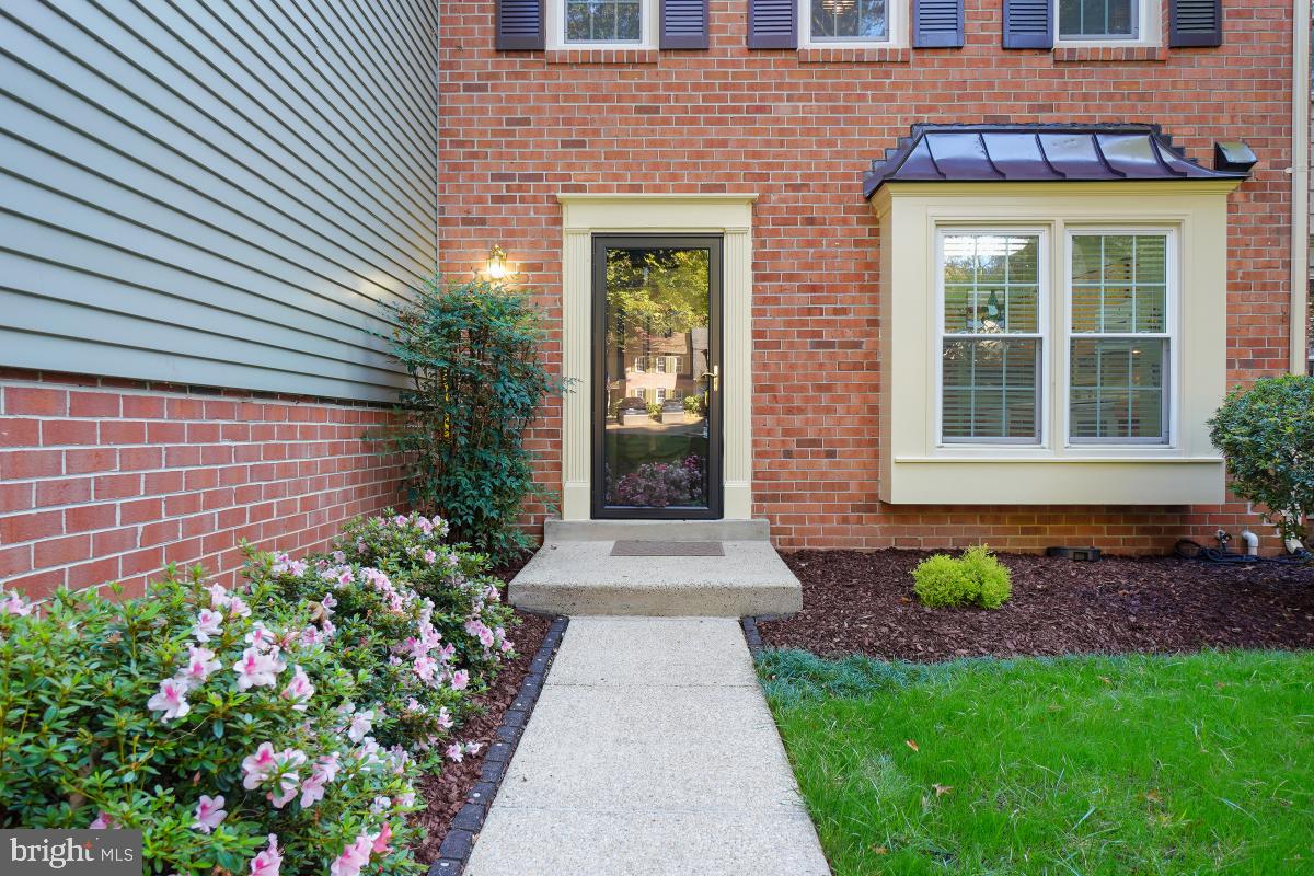 2177 Pond View Court Reston, VA 20191 - Photo 3 of 45 Gallery Image 3