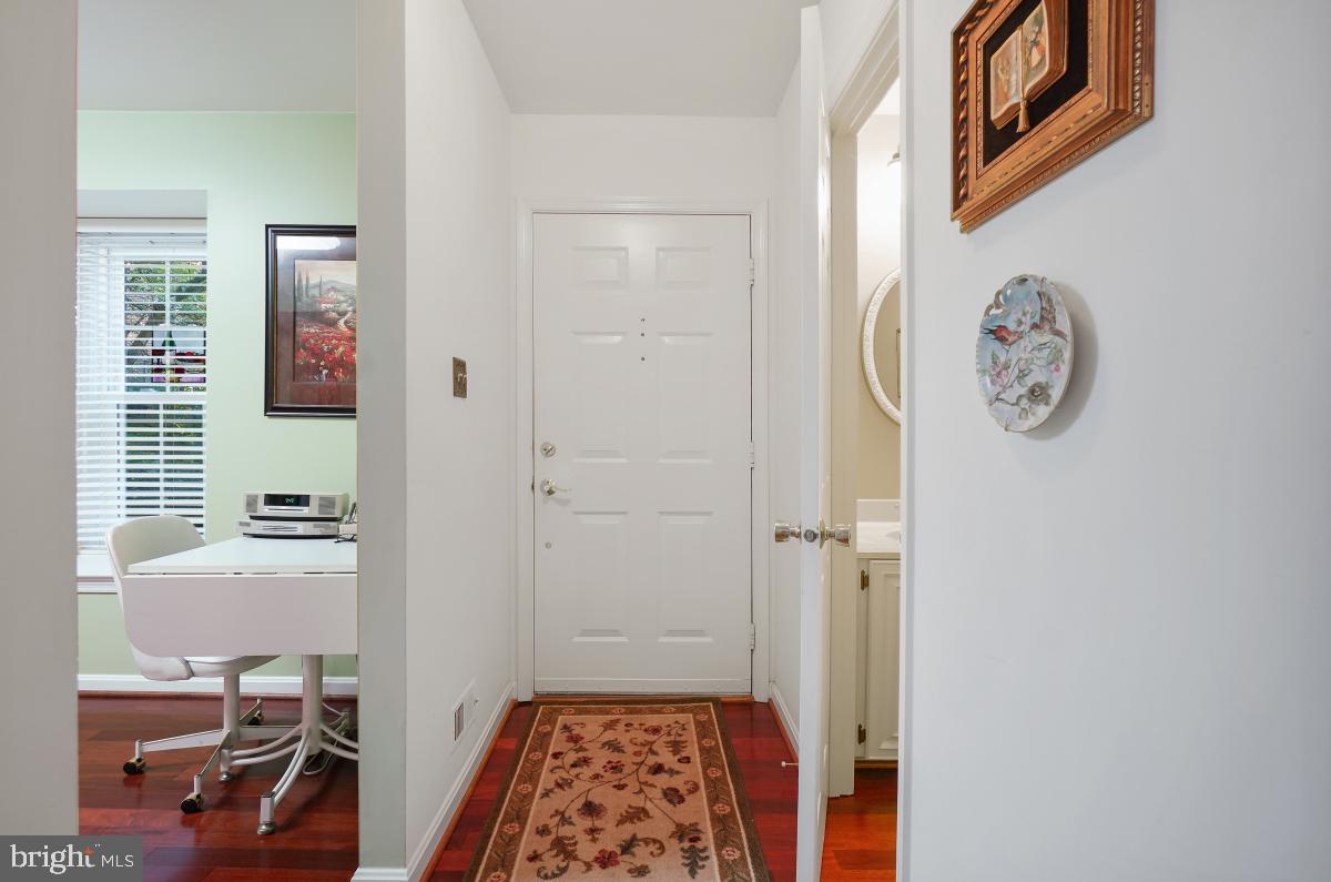 2177 Pond View Court Reston, VA 20191 - Photo 5 of 45 Gallery Image 5