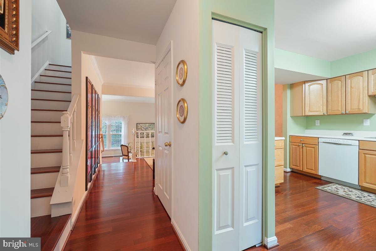 2177 Pond View Court Reston, VA 20191 - Photo 7 of 45 Gallery Image 7