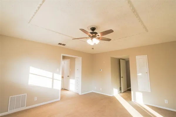 a view of a livingroom with a ceiling fan