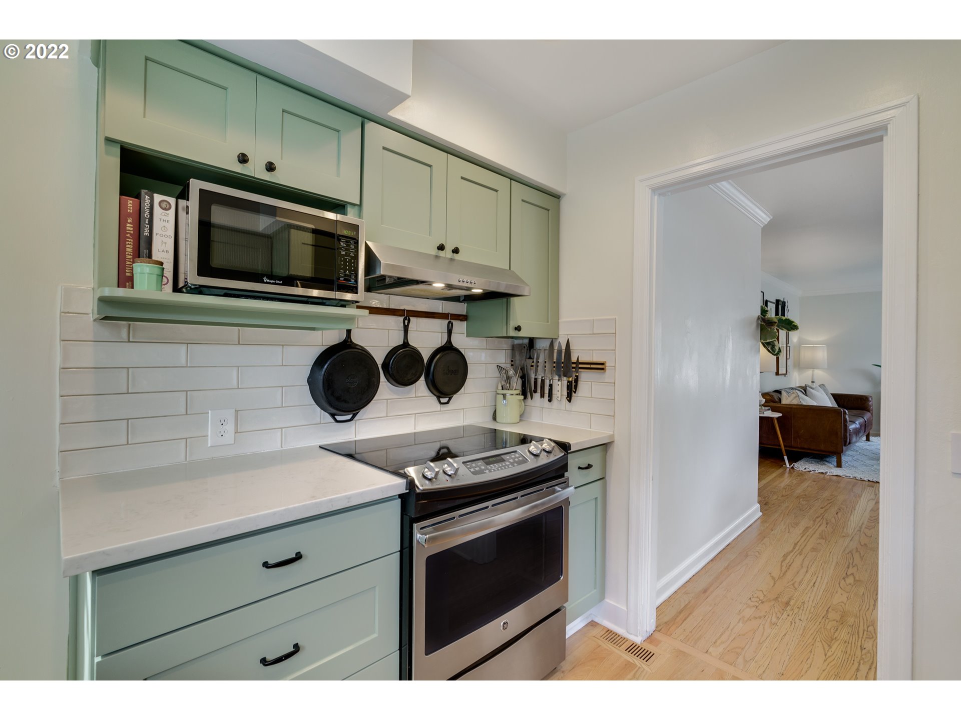 3049 Southwest Flower Terrace Portland, OR 97239 - Photo 9 of 32 Gallery Image 9