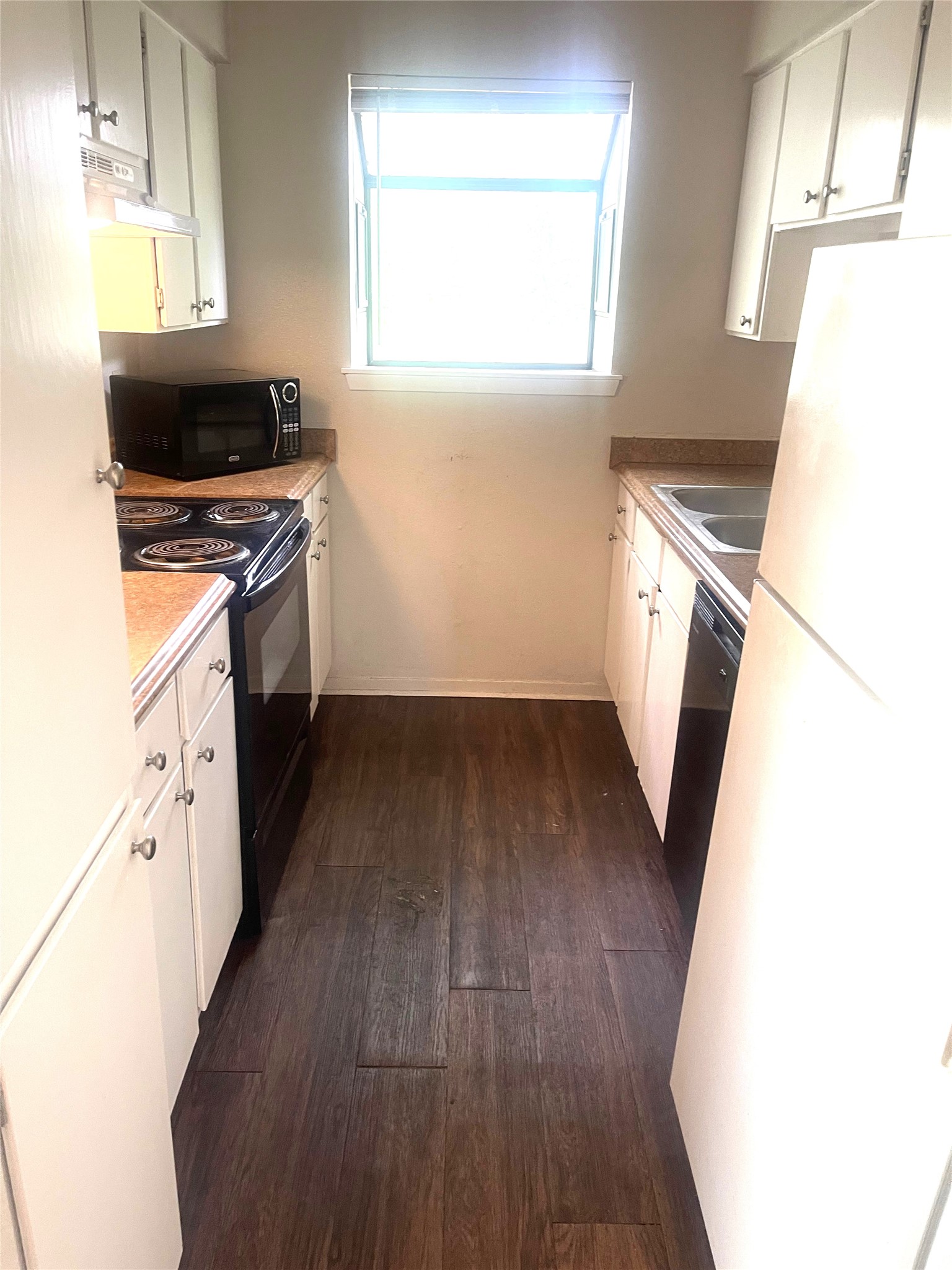 2005 West Loop, Unit D2 Austin, TX 78758 - Photo 21 of 31 a kitchen with wooden floors and a sink